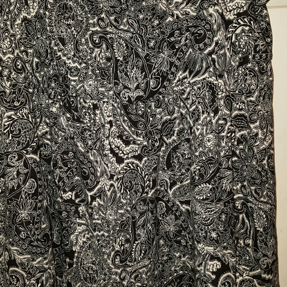 Torrid Paisely Black White Blouse 2 - Picture 4 of 5